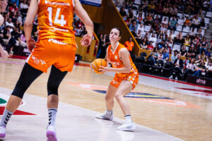 Jugadora de Valencia Basket preparándose para lanzar en un partido contra Spar Girona.