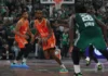 El Valencia Basket sobrevive al infierno del OAKA y mantiene vivo el sueño europeo Jugadores del Valencia Basket durante un partido en el OAKA contra Panathinaikos.