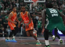 El Valencia Basket sobrevive al infierno del OAKA y mantiene vivo el sueño europeo Jugadores del Valencia Basket durante un partido en el OAKA contra Panathinaikos.