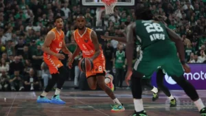 Jugadores del Valencia Basket durante un partido en el OAKA contra Panathinaikos.