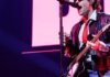 Músico de 5 Seconds of Summer actuando en el Roig Arena de Valencia