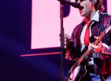 Músico de 5 Seconds of Summer actuando en el Roig Arena de Valencia