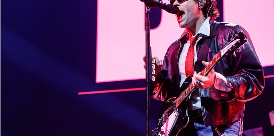 Músico de 5 Seconds of Summer actuando en el Roig Arena de Valencia
