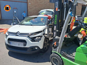 Accidente entre un coche y una carretilla elevadora en Rafelbunyol