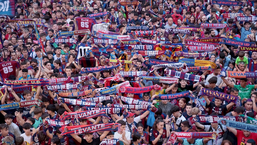 Aficionados del Levante U.D. con bufandas en un evento deportivo
