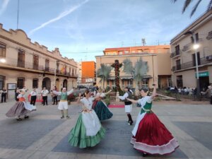 Bailarines en trajes tradicionales durante la celebración de la Cruz de Mayo en Almàssera