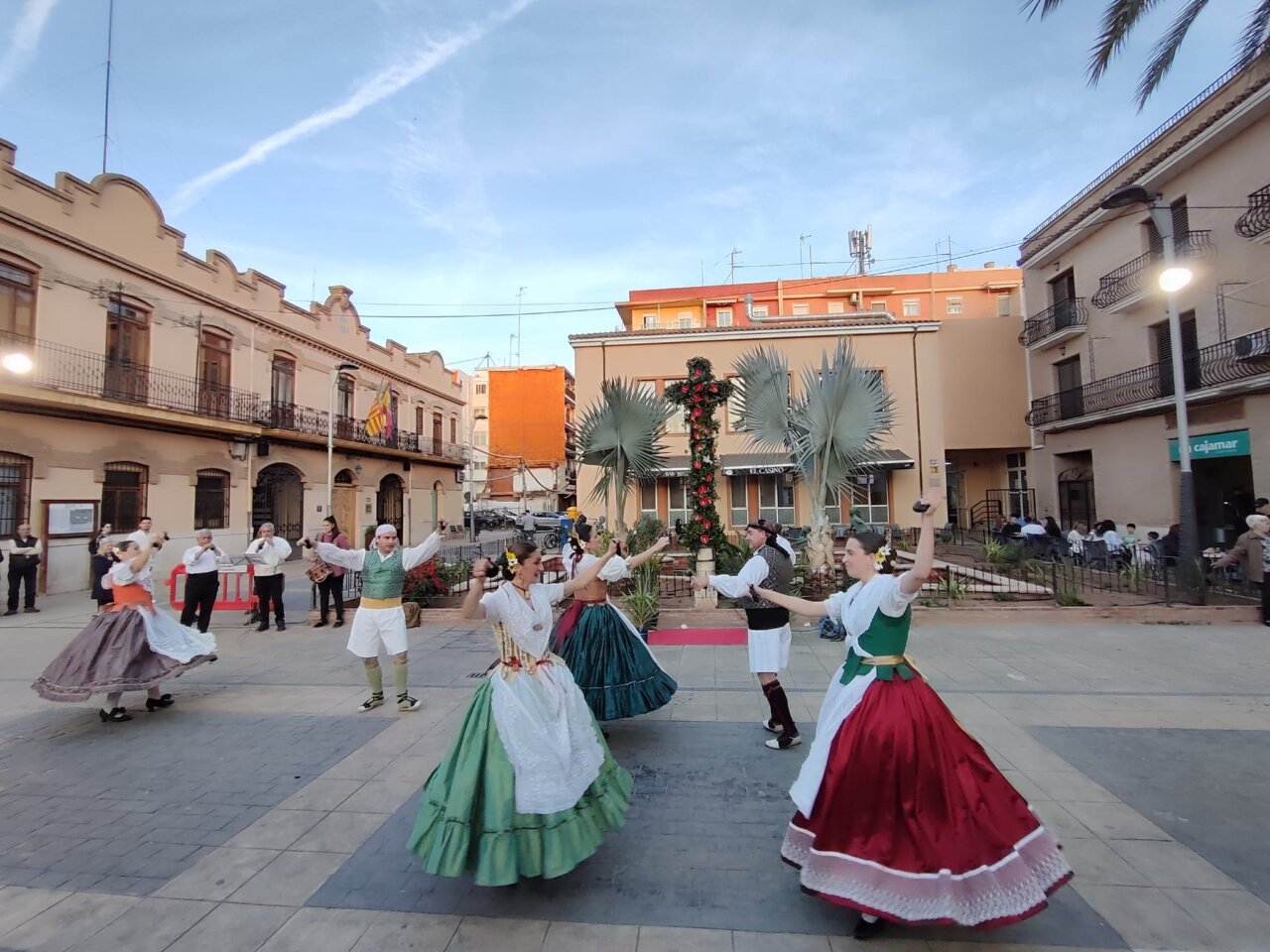 Bailarines en trajes tradicionales durante la celebración de la Cruz de Mayo en Almàssera