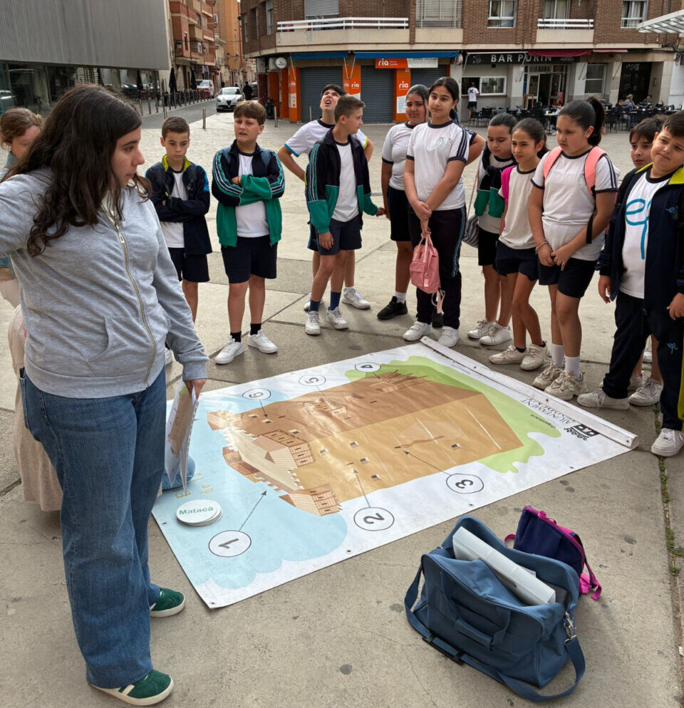 Estudiantes participando en una actividad educativa sobre la historia de Torrent