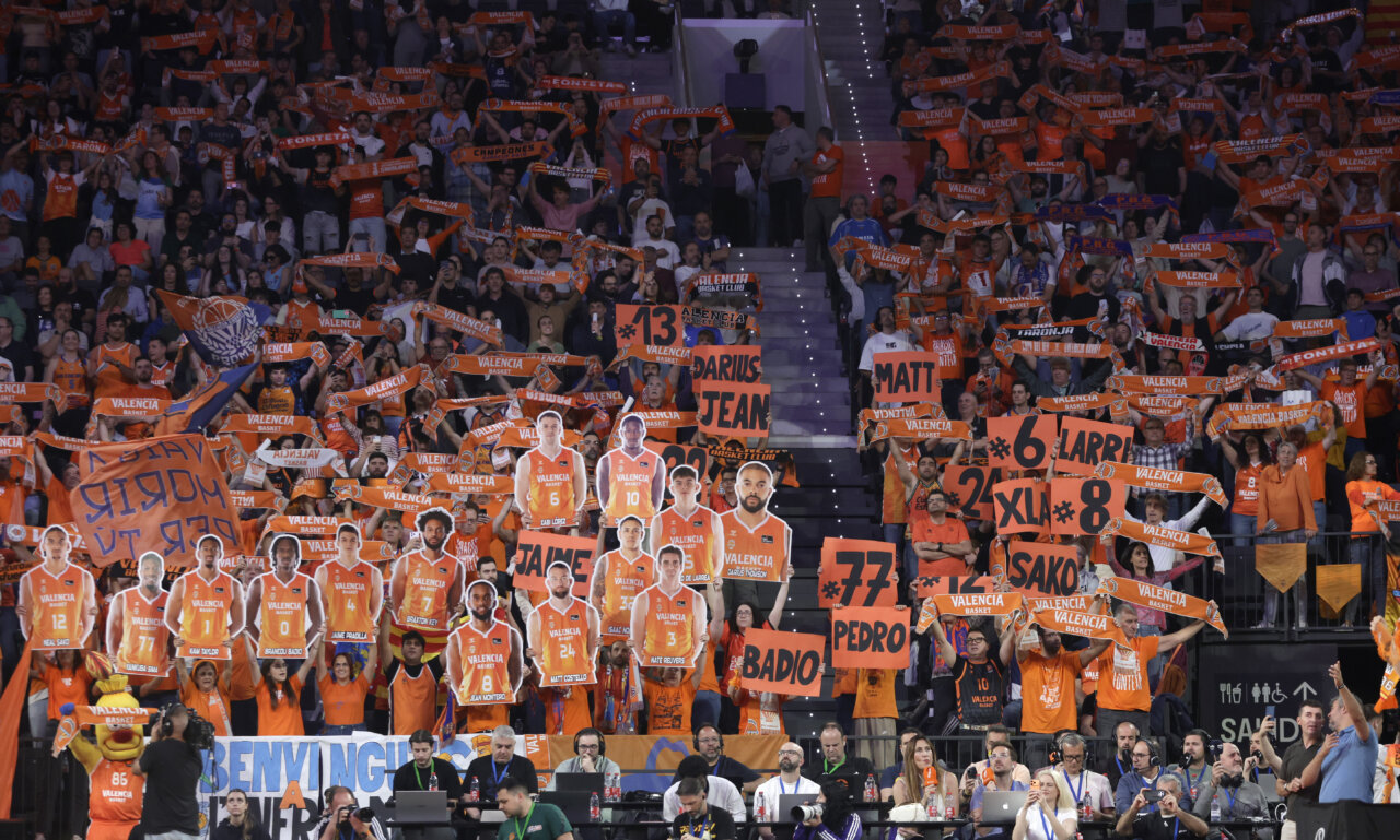 Aficionados del Valencia Basket animando en un partido emocionante