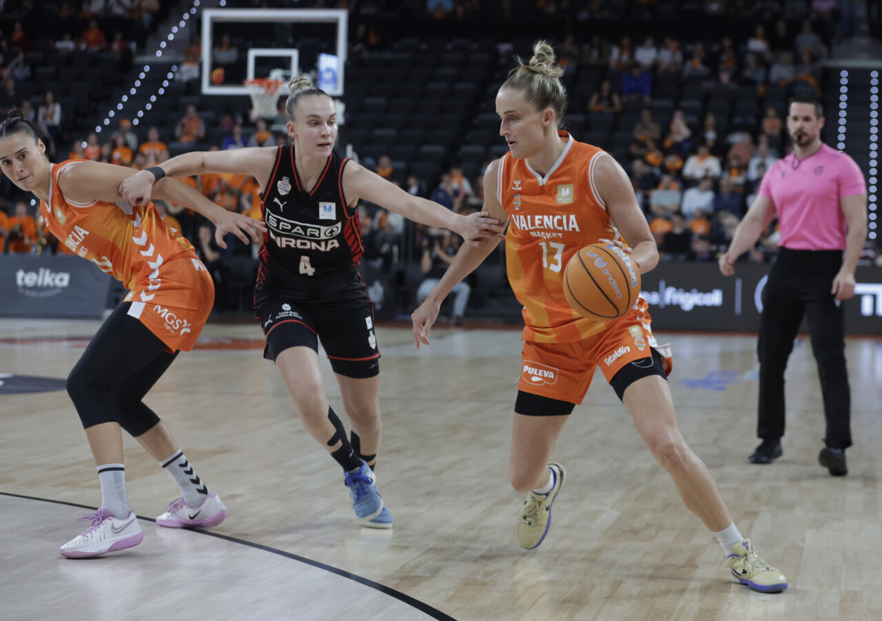 Jugadoras de Valencia Basket y Spar Girona compiten en un partido de baloncesto