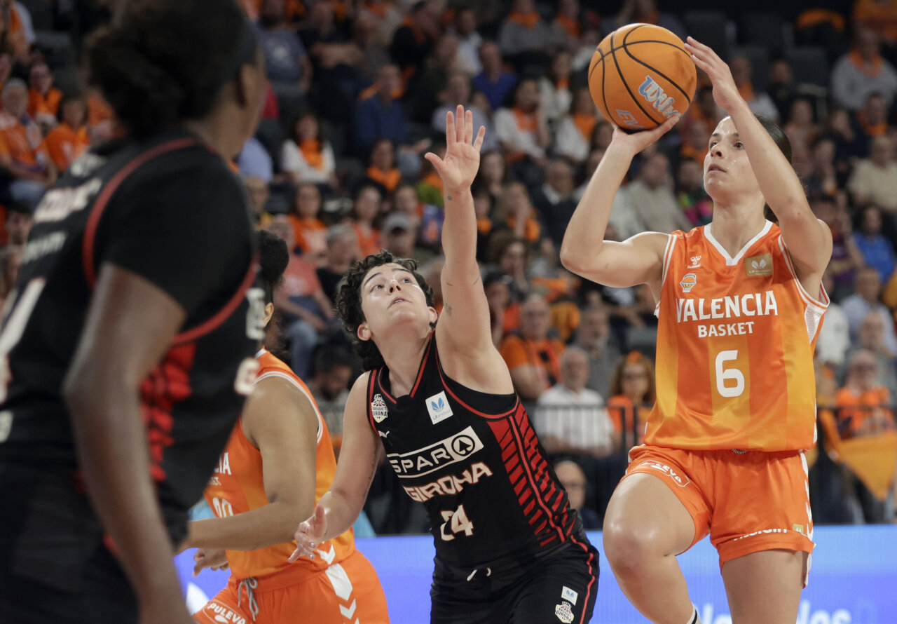 Jugadoras de Valencia Basket y Spar Girona compiten en un partido de baloncesto.