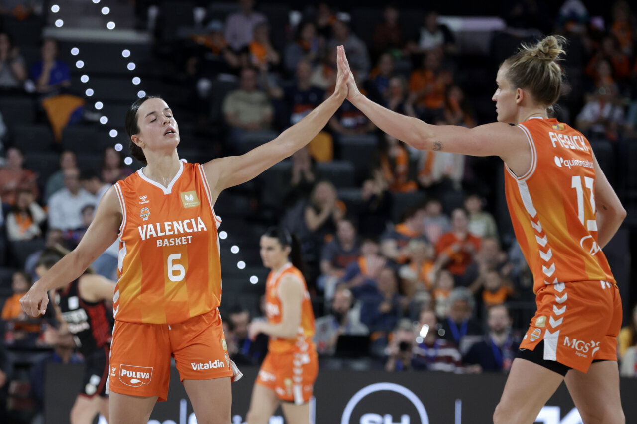 Jugadoras de Valencia Basket celebrando durante un partido intenso