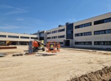 La apertura del nuevo IES La Patacona de Alboraya marca una nueva etapa educativa Construcción del nuevo IES La Patacona en Alboraya con maquinaria en el terreno.