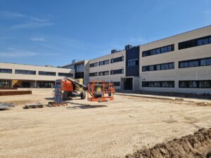 Construcción del nuevo IES La Patacona en Alboraya con maquinaria en el terreno.