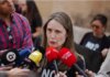 Mujer hablando a la prensa sobre la DANA y sus víctimas