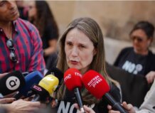 Mujer hablando a la prensa sobre la DANA y sus víctimas