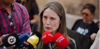 Mujer hablando a la prensa sobre la DANA y sus víctimas