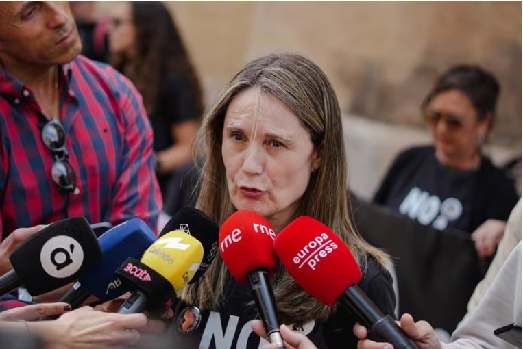 Mujer hablando a la prensa sobre la DANA y sus víctimas