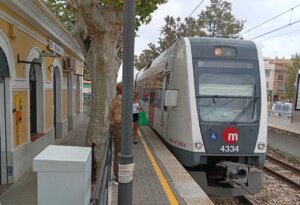 Tren en la estación de Foios con pasajeros esperando