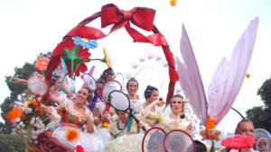 Participantes en la Batalla de Flores durante la Gran Fira de València
