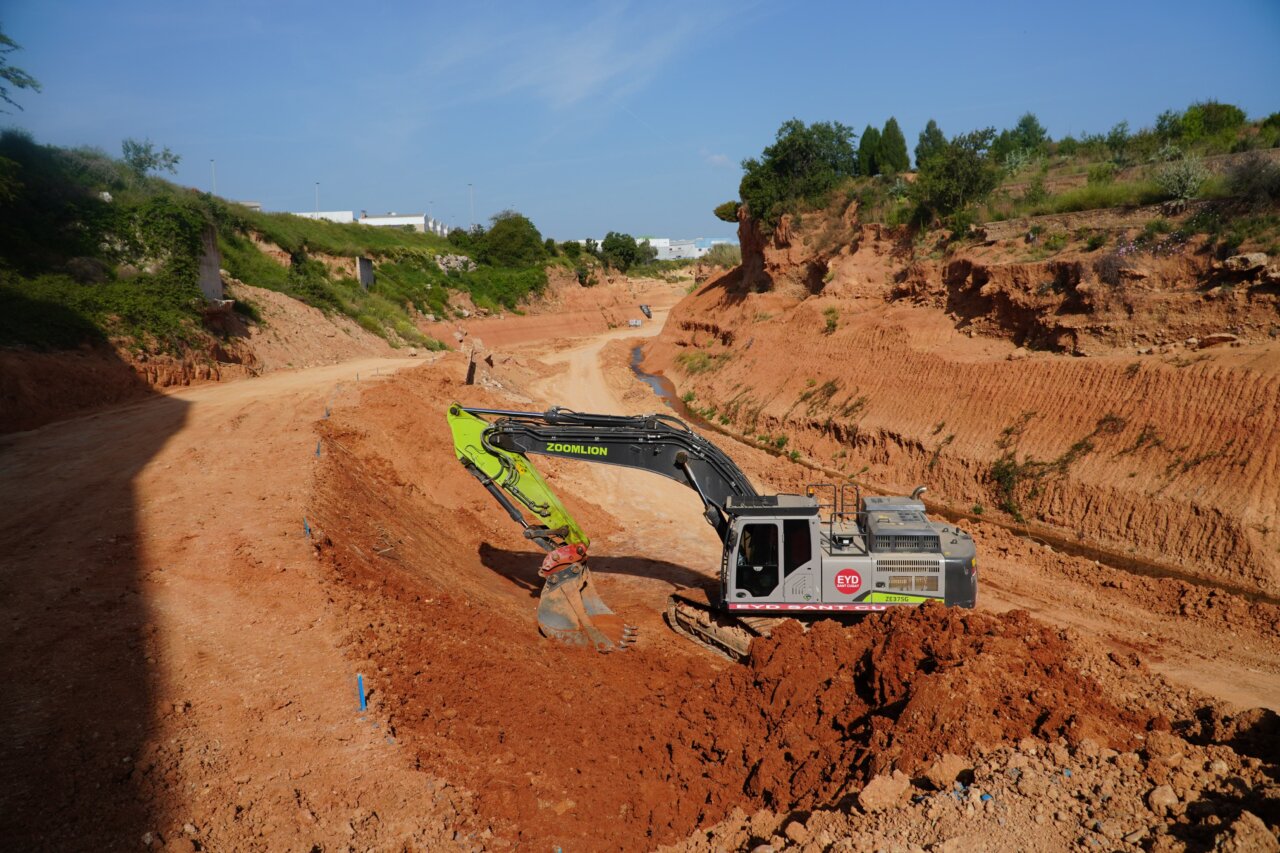 Excavadora trabajando en el barranco del Poyo en Torrent