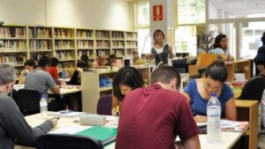 Estudiantes en la biblioteca Benimaclet durante una sesión de estudio
