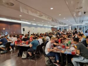 Jugadores compitiendo en el Campeonato de Yu-Gi-Oh en Valencia