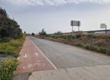 El nou projecte ciclista unirà Port Saplaya, La Patacona i el nucli urbà d’Alboraya amb vies més segures Carril bici en Alboraya con señalización y vegetación alrededor