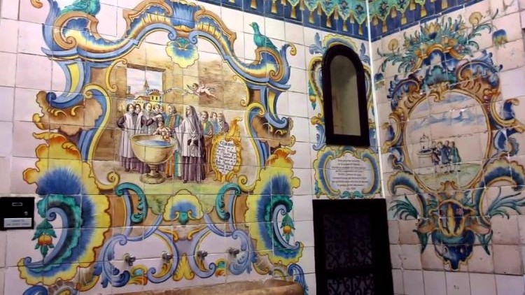 Interior de la Casa Natalicia de Sant Vicent Ferrer con azulejos decorativos