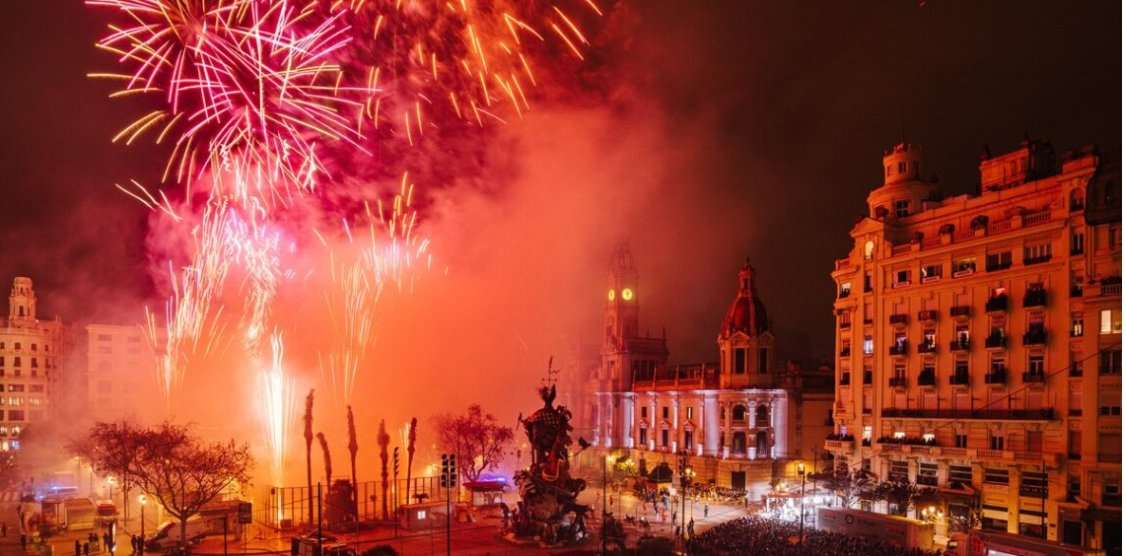 El sorteo de la mascletà nocturna por el Día de la Madre en Valencia atrae a más de 6.000 participantes