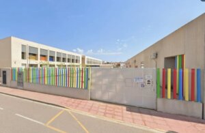 Fachada del CEIP Els Germanells en Rafelbunyol con colores vibrantes