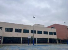 CSIF pide la rehabilitación del CEIP Rosa Serrano de Paiporta ante las humedades por los efectos de la DANA Vista exterior del CEIP Paiporta con patio de recreo