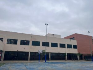 Vista exterior del CEIP Paiporta con patio de recreo