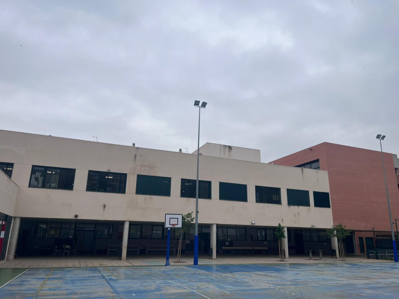 Vista exterior del CEIP Paiporta con patio de recreo