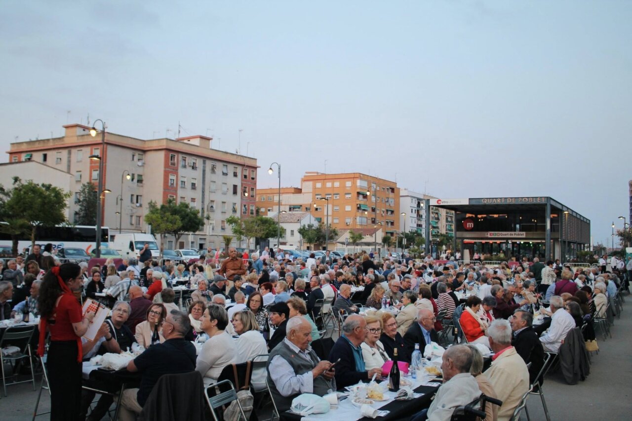 Gran cena de convivencia con personas mayores en Quart de Poblet.