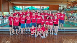 El Club Natación Barracudas Torrent celebra su ascenso a la máxima categoría autonómica.