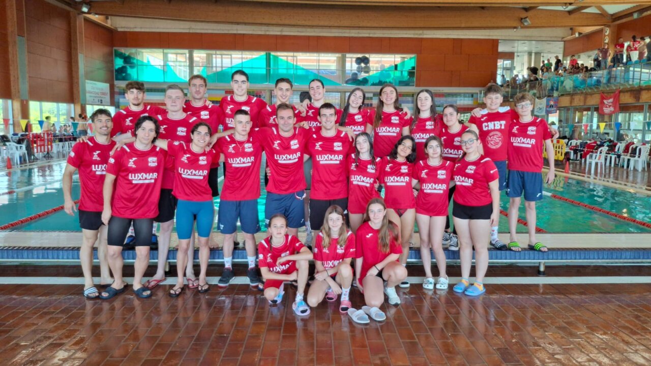 El Club Natación Barracudas Torrent celebra su ascenso a la máxima categoría autonómica.