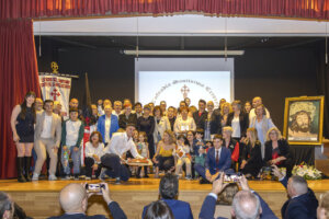 Celebración del 75 aniversario de la Cofradía de la Misericordia en Benetússer con miembros y asistentes.