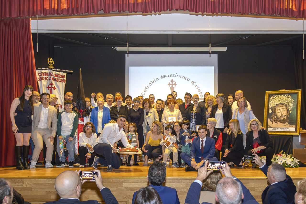 Celebración del 75 aniversario de la Cofradía de la Misericordia en Benetússer con miembros y asistentes.