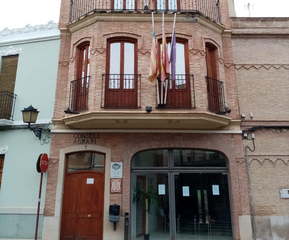 Fachada del Consell Agrari de Alboraia con banderas