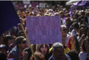 Manifestación con cartel sobre la trata de mujeres y niñas en Valencia