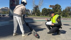Policía Local de Valencia controlando un patinete eléctrico en la calle