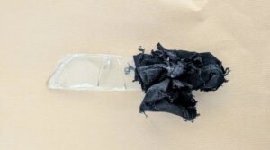 Cristal confiscado en la cárcel de Picassent envuelto en tela negra