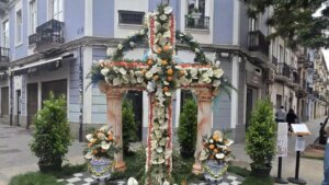 Decoración floral de una cruz en la celebración de las Cruces de Mayo en Russafa