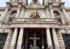 Cruz de Mayo decorada en la fachada del Ayuntamiento de Valencia