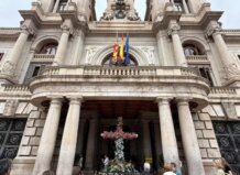 Cruz de Mayo decorada en la fachada del Ayuntamiento de Valencia
