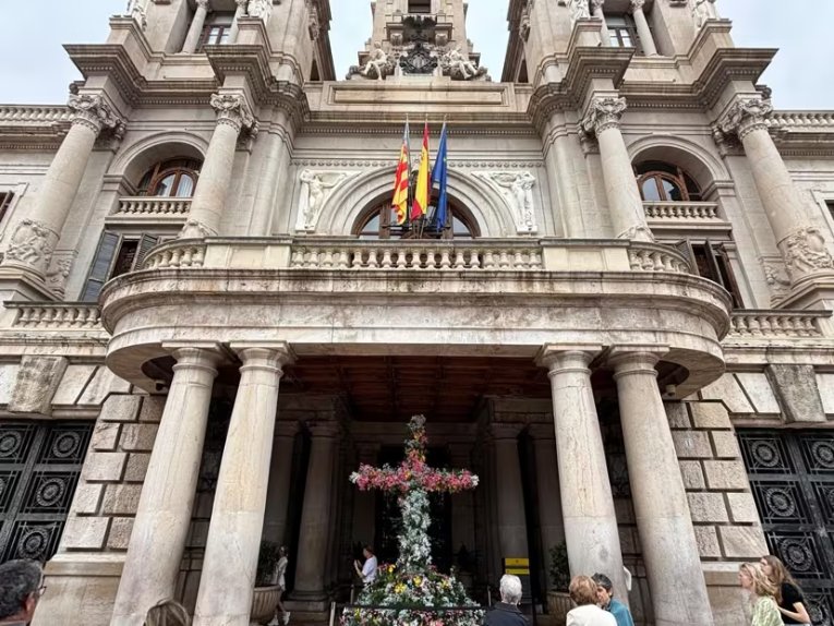Cruz de Mayo decorada en la fachada del Ayuntamiento de Valencia