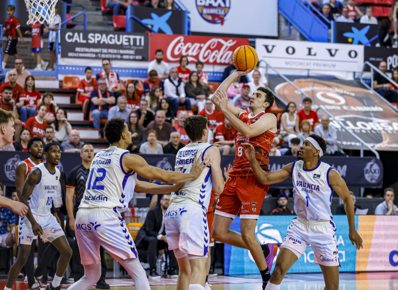 Jugadores de Valencia Basket y Baxi Manresa en un partido de baloncesto