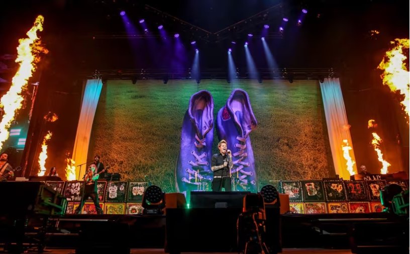 Dani Martín en concierto en el Roig Arena con llamas de fondo