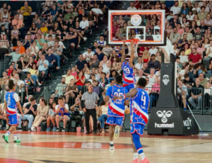 Los Harlem Globetrotters desatan la locura en el Roig Arena con un emocionante espectáculo familiar para celebrar su centenario histórico